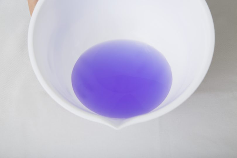残った水を計量カップに戻す