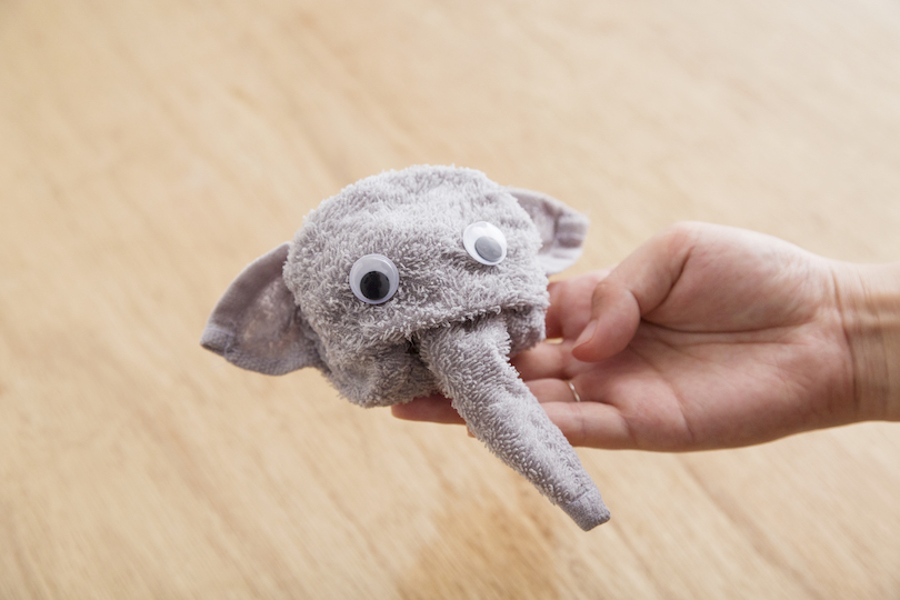 目のシールを付けたら、ゾウの完成