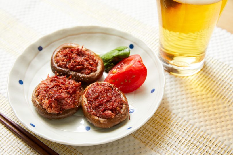 タオル10枚たたむ間にできる！爆速おつまみレシピ 〜まるでハンバーグ!?しいたけのコンビーフ詰め編〜