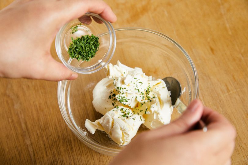 常温で柔らかくしたクリームチーズに、おろしにんにくときざみパセリ、塩を混ぜる