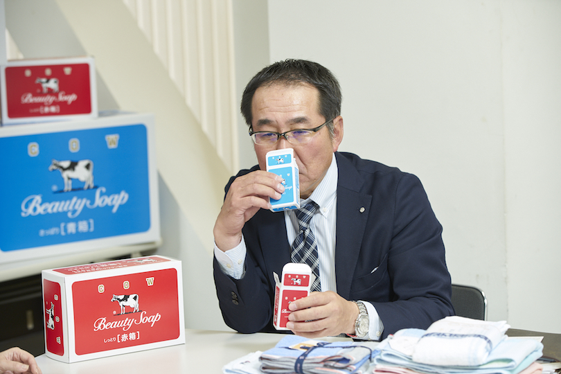 赤箱はローズ調で、青箱はジャスミン調