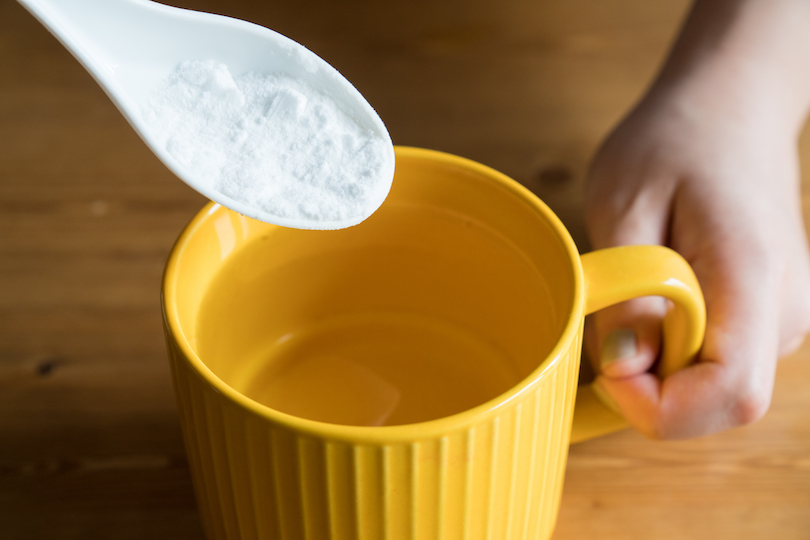 コップに重曹水を作る