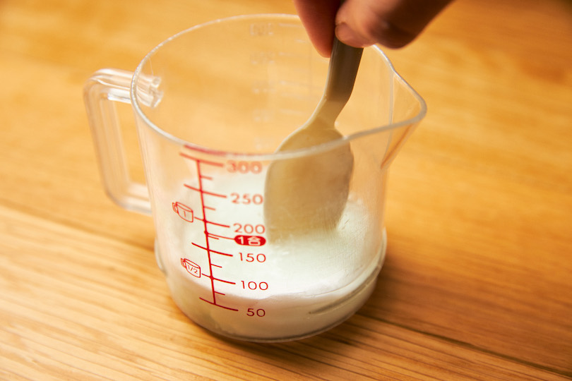 重曹と食器用洗剤を1:1で軽く混ぜ、自家製万能洗剤を作る