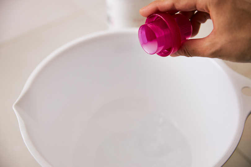 水300ccに、柔軟剤を数滴垂らして柔軟剤液を作ります。