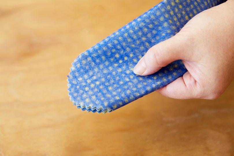 折りたたんだまま、両端をラウンドにカットする。