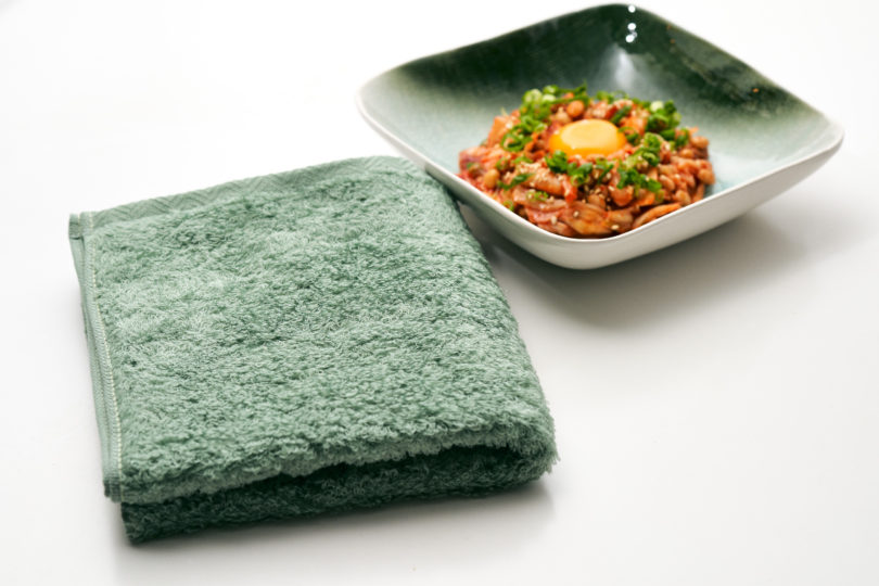 ふわふわな肌触りが魅力の<MAROYAKA TOWEL>に新色が登場。