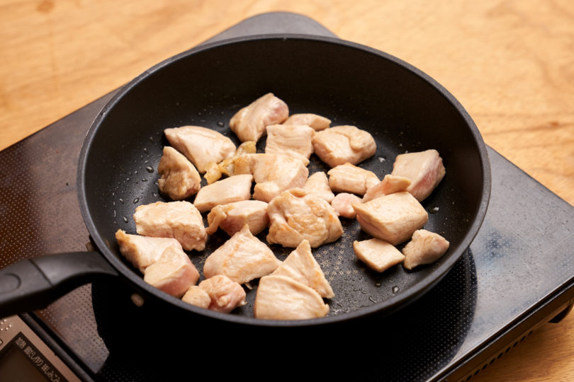 塩・こしょう・片栗粉をまぶし、ごま油で焼く