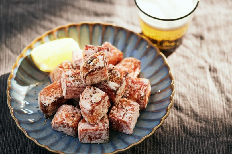 黒こしょうをかけ、レモンを添えたらできあがり
