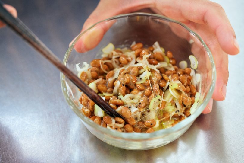 納豆、ネギ、調味料を混ぜる
