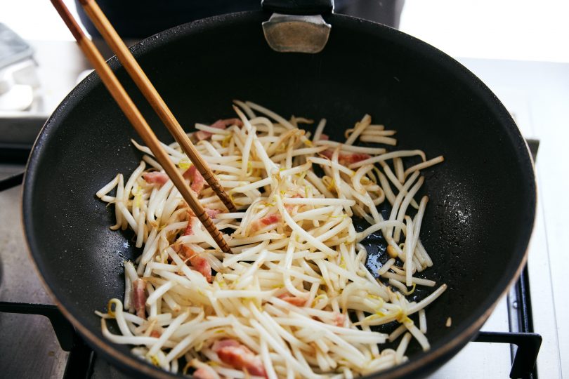 炒めたベーコンにもやしを入れて一緒に食感が残るようにサッと炒める。