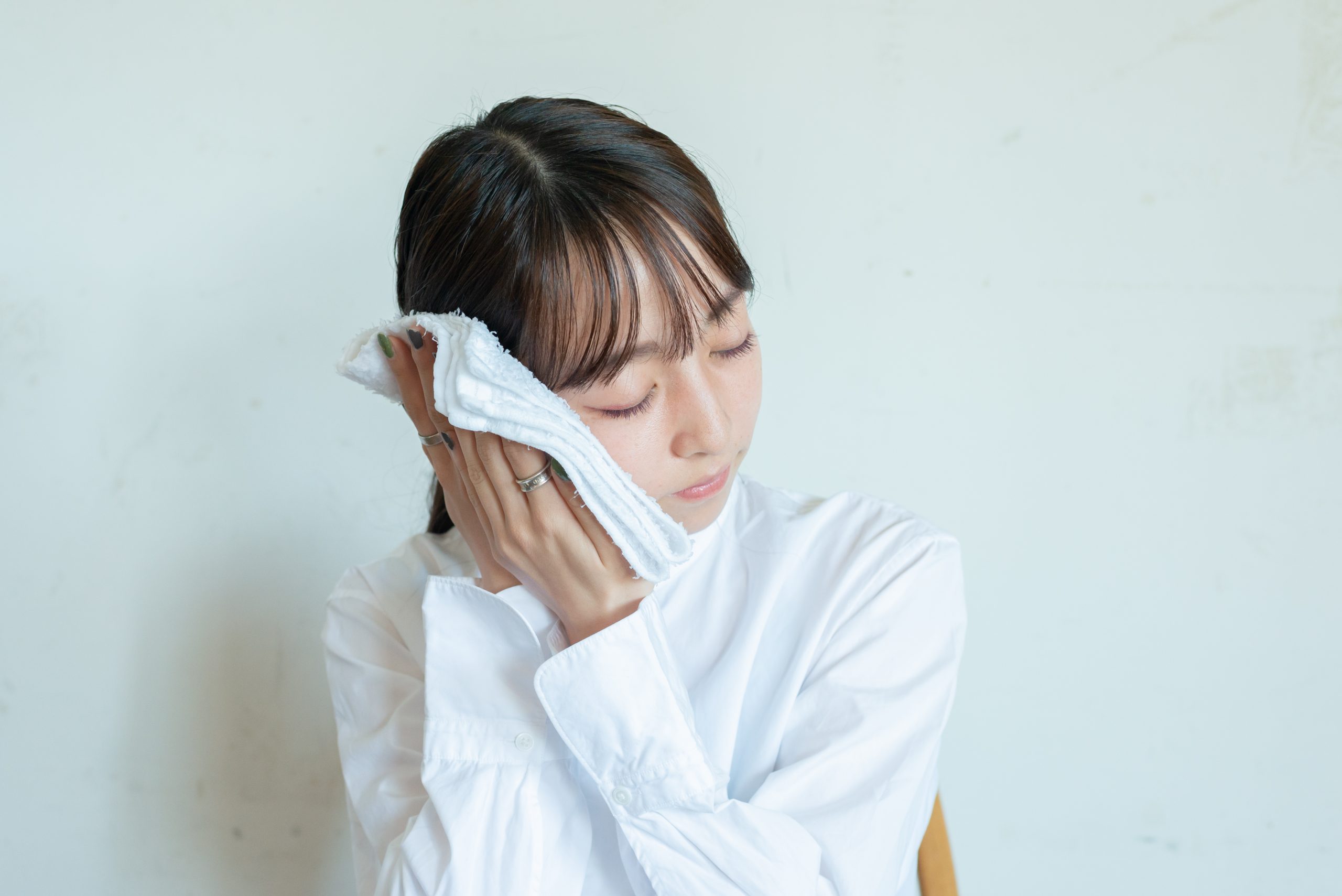 耳を倒すように蒸しタオルを当て、耳の裏側を5~6分ほど温める。