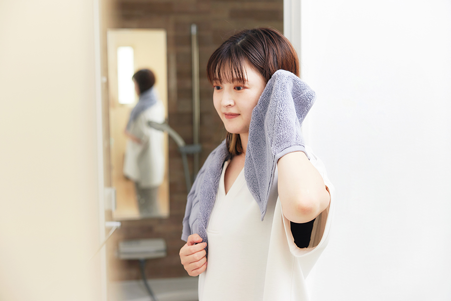 髪をタオルドライする女性