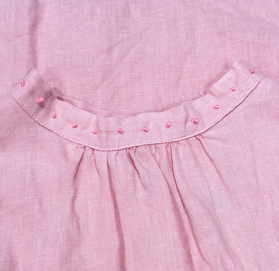 小さな丸の刺繍が入った襟元