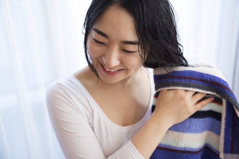 毎日の習慣から髪を美しく！美容家が実践するタオルドライ