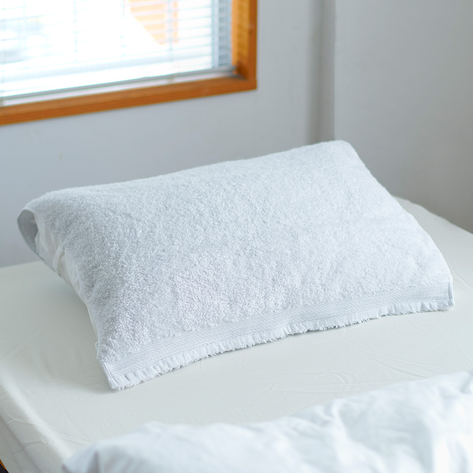 【皮膚科医監修】清潔な睡眠環境を保つにはタオル素材のまくらカバーがおすすめ
