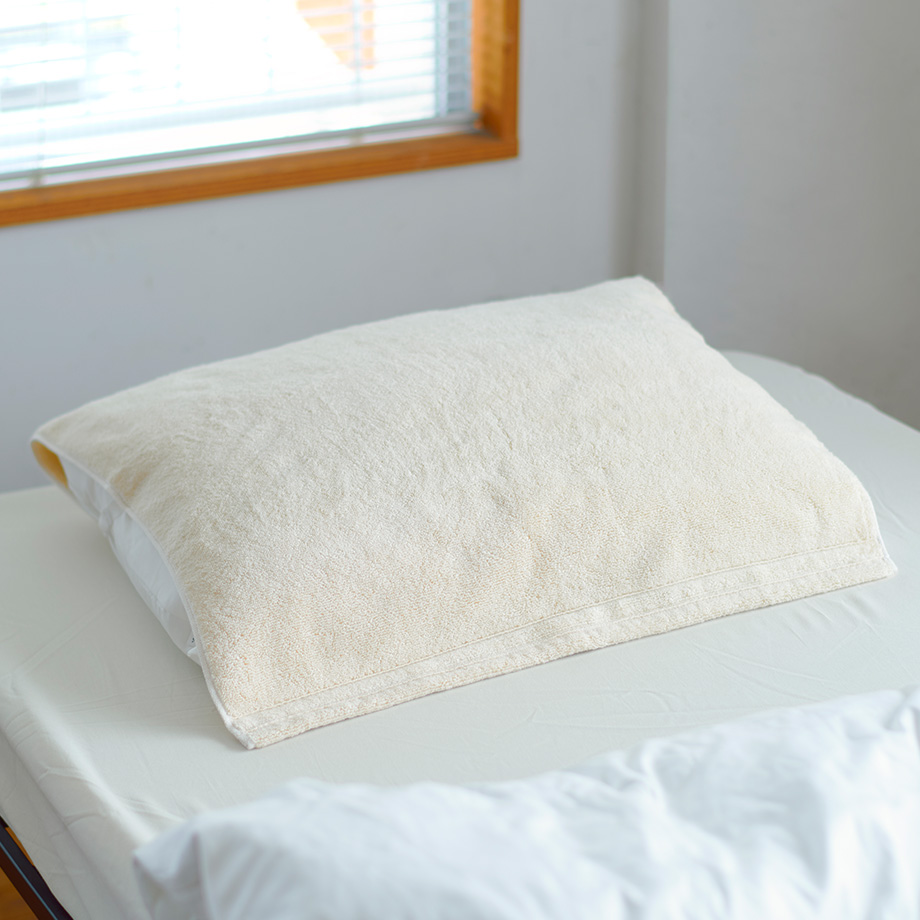 【皮膚科医監修】清潔な睡眠環境を保つにはタオル素材のまくらカバーがおすすめ