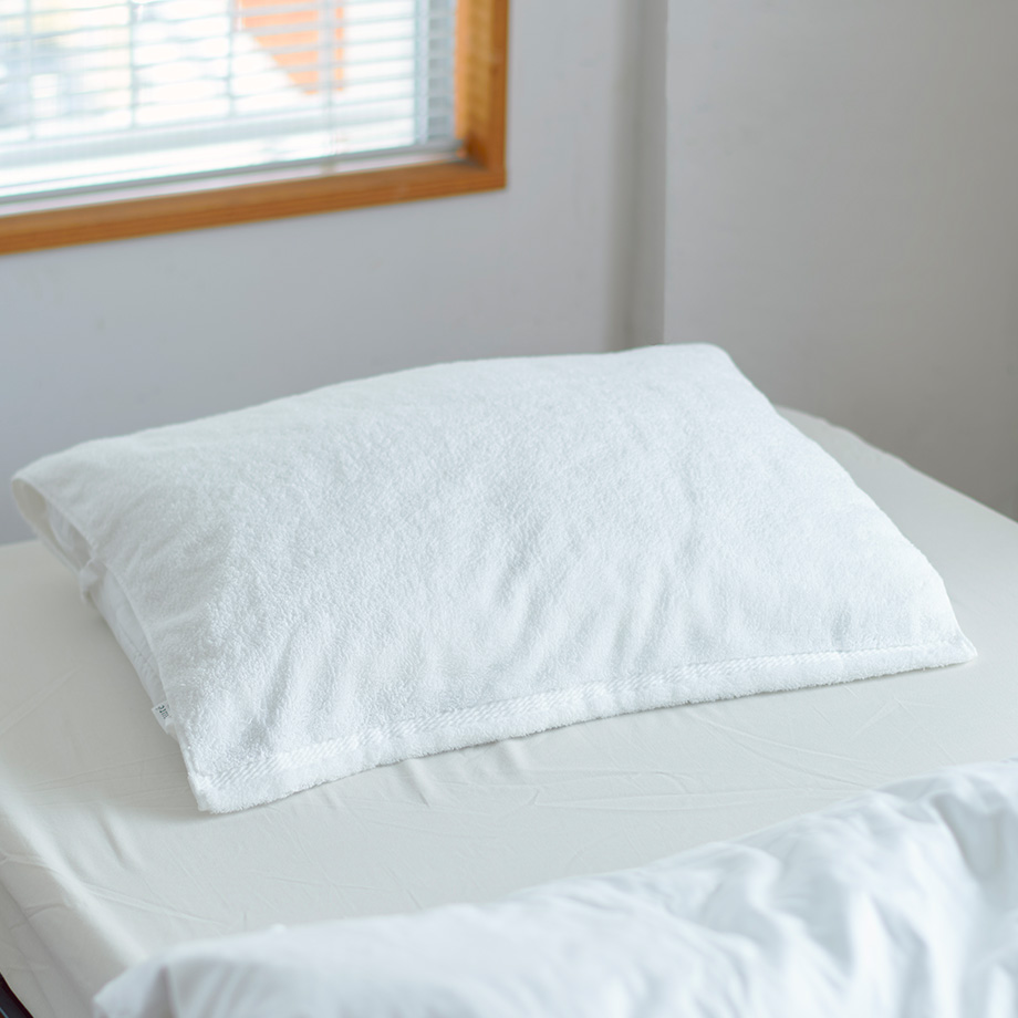 【皮膚科医監修】清潔な睡眠環境を保つにはタオル素材のまくらカバーがおすすめ